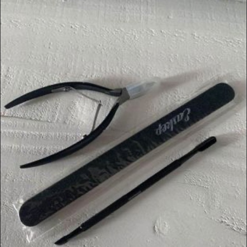 Black cuticle trimmer with cuticle pusher